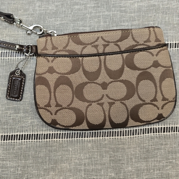 Coach Brown Signature Logo Wristet Size 6x4 Purple Lining New Whitout Tag - Picture 1 of 9